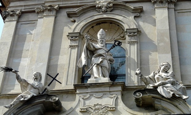 Papa Francesco ordina una